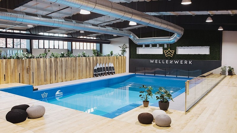 Surfen bei Berlin - Becken mit Wellen und Surfer