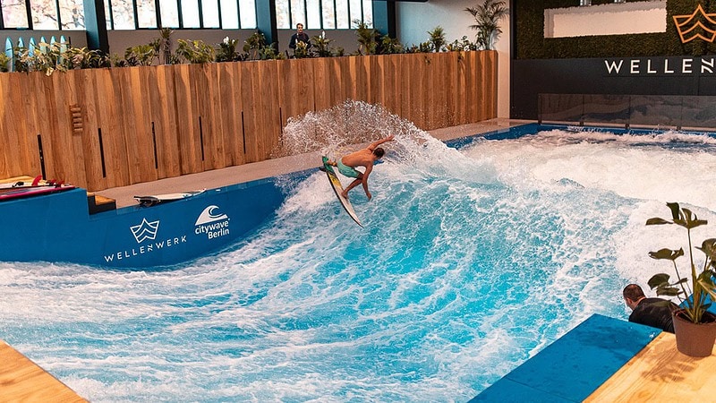 Surfen bei Berlin - Becken mit Wellen und Surfer