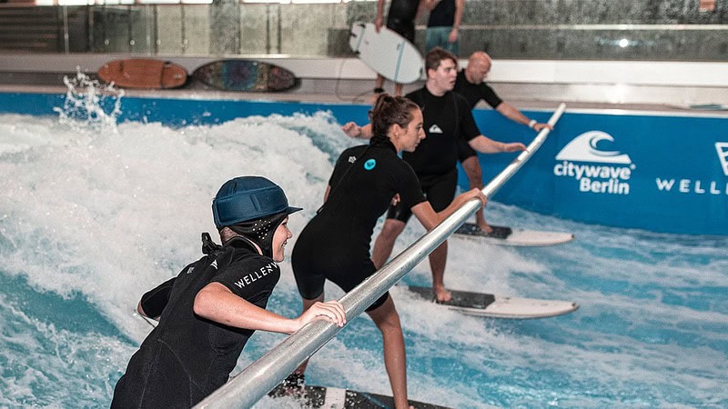 Surfen bei Berlin - Becken mit Stange und Surfer