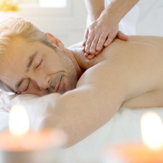Ein Mann genießt eine Rückenmassage in einem Spa