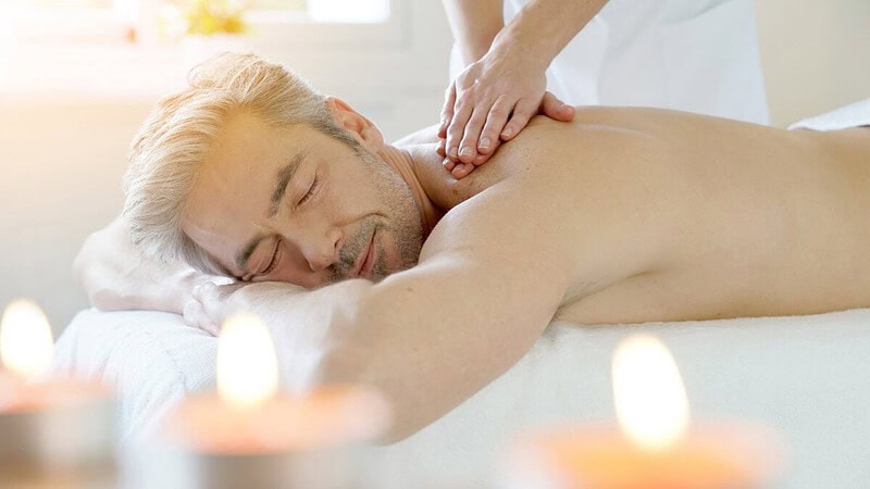 Ein Mann genießt eine Rückenmassage in einem Spa