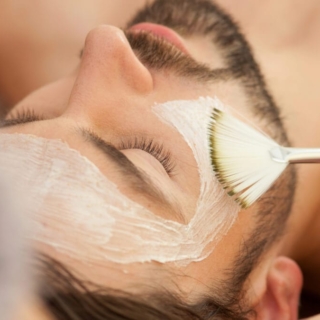 Ein Mann genießt eine Gesichtsbehandlung in einem Spa