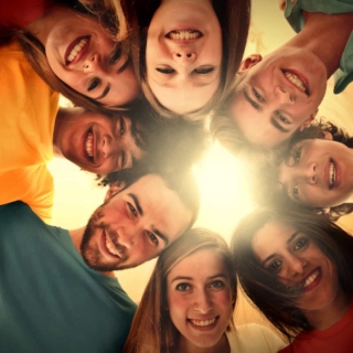 Verschiedene Menschen schauen nach unten in die Kamera, die Sonne scheint hindurch