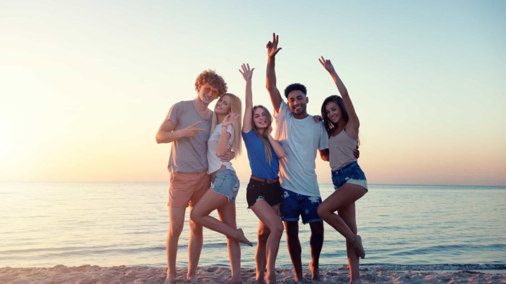 sonstige-people-happy Personen sind glücklich und stehen am Stand