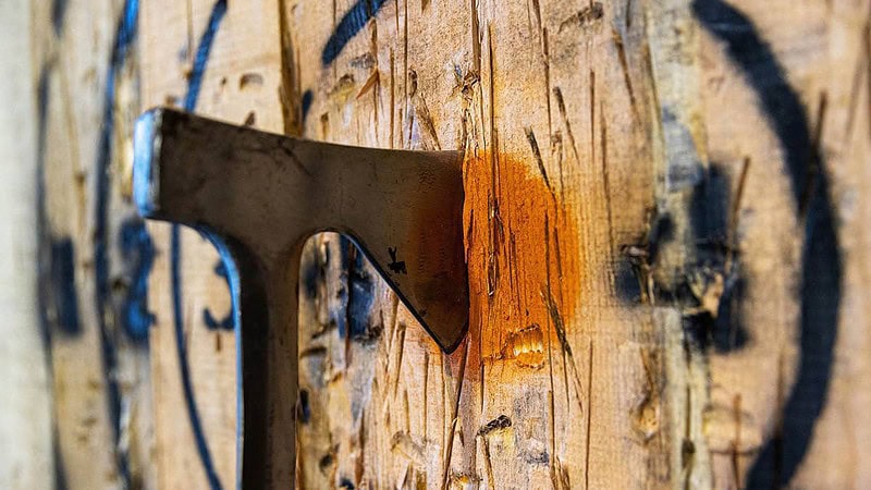 Ansicht einer Zielscheibe mit getroffener Axt