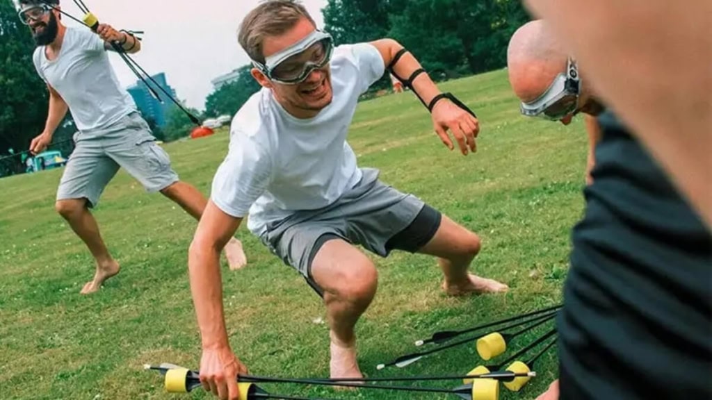 Arrowtag1.jpeg Ein Team spielt Arrowtag im Freien zusammen