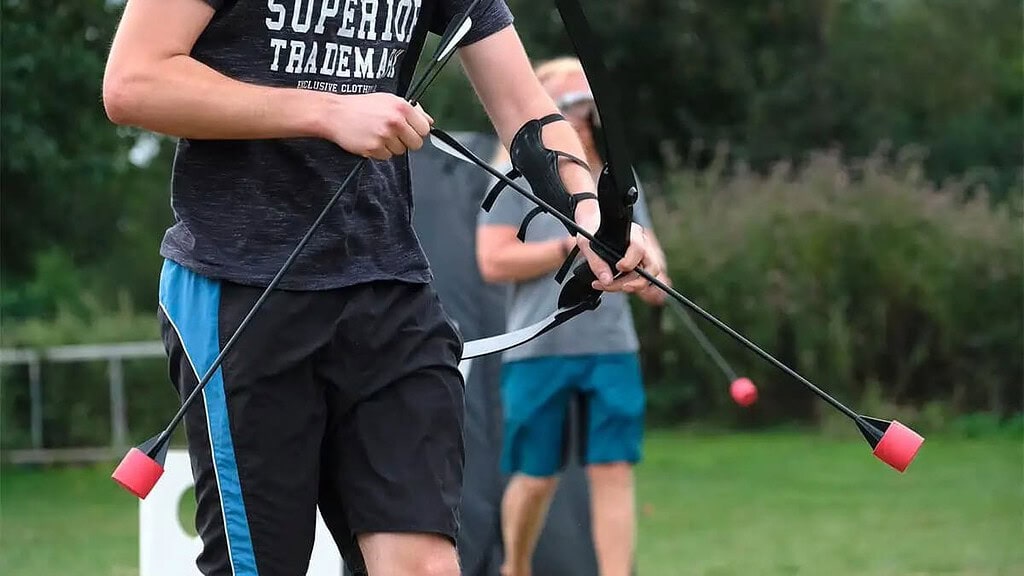 Arrowtag2.jpeg Blick auf einen Mann, der sich darauf vorbereitet, Bogen zu schießen