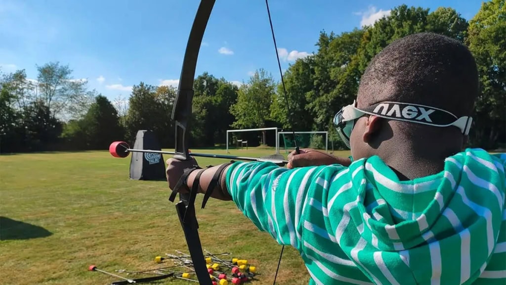 Arrowtag4.jpeg Ein Kind probiert Bogenschießen