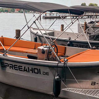 Anblick eines Sloep Boots von der Seite am Hafen auf der Spree in Berlin