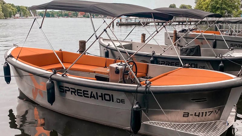 Anblick eines Sloep Boots von der Seite am Hafen auf der Spree in Berlin