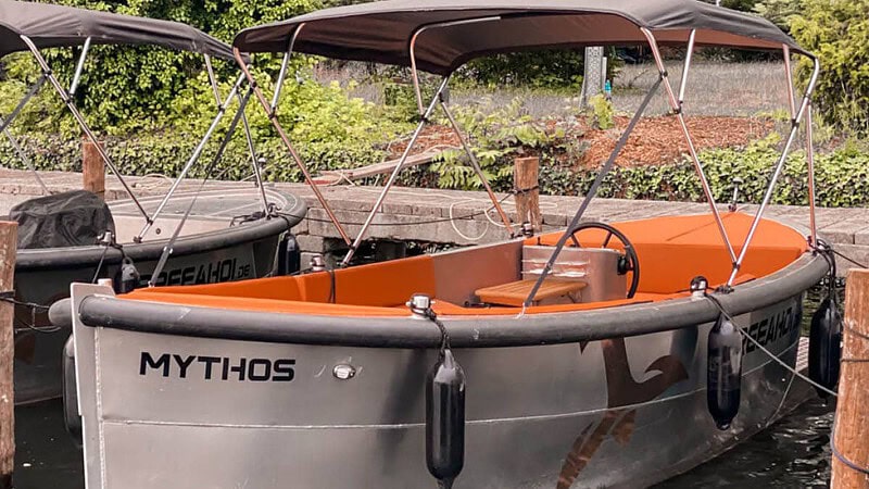 Anblick eines Sloep Boots von Vorn auf der Spree in Berlin