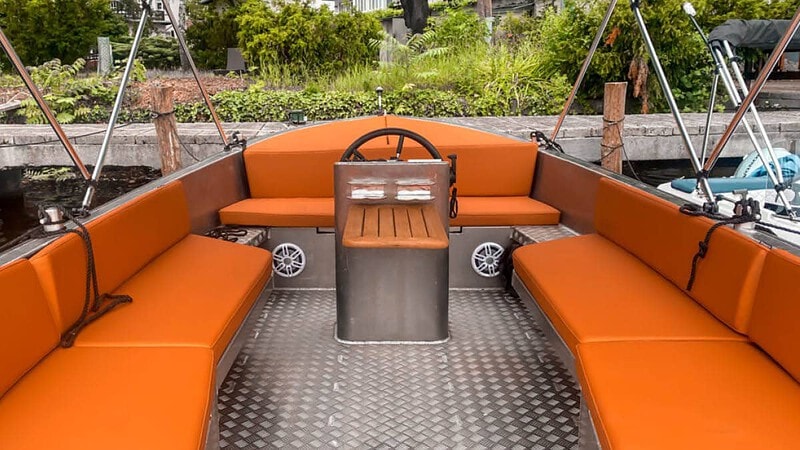 Anblick eines Sloep Boots von Innen auf der Spree in Berlin