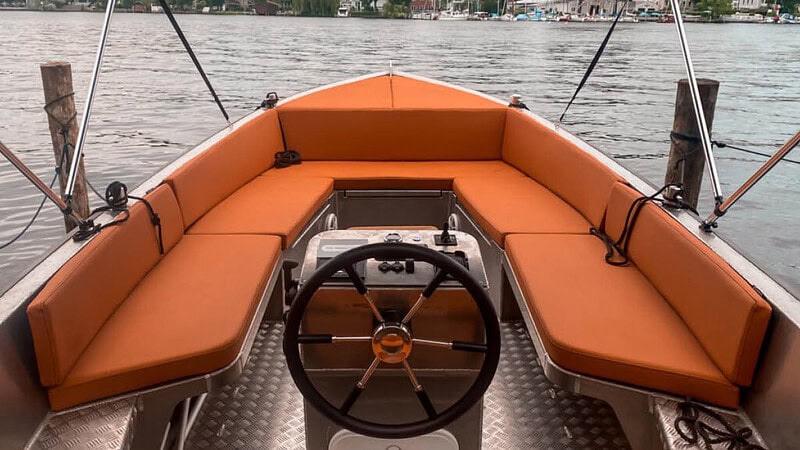 Anblick eines Sloep Boots von Hinten auf der Spree in Berlin