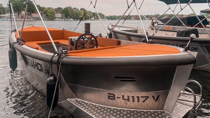 Anblick eines Sloep Boots von Vorn auf der Spree am Hafen