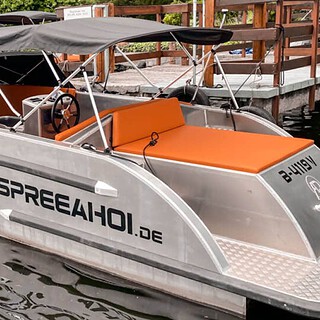 Anblick eines Tender Boots von der Seite auf der Spree in Berlin