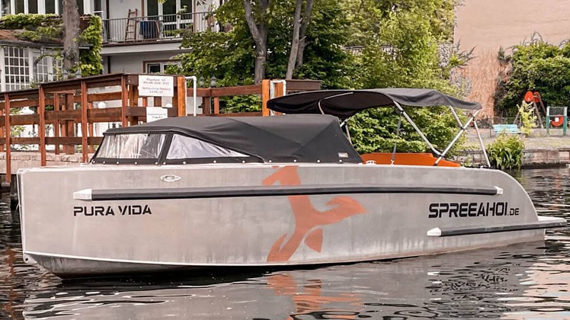 Anblick eines Tender Boots von der Seite am Hafen auf der Spree in Berlin