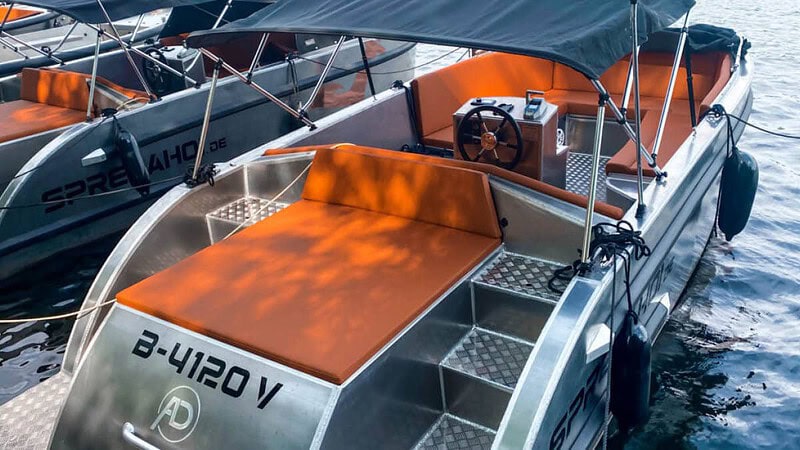 Anblick eines Tender Boots von Hinten am Hafen auf der Spree in Berlin