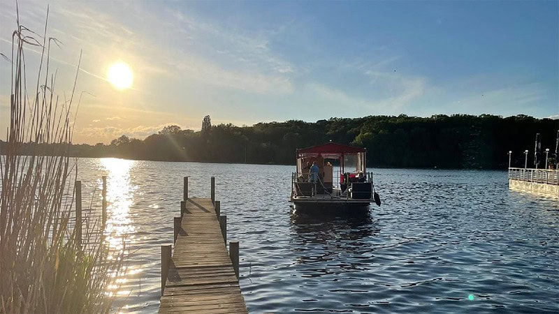 Grillfloss ENTE fährt Richtung Sonnenuntergang auf der Spree.