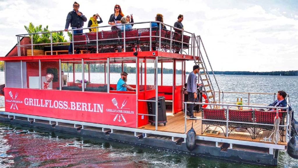 Grillfloss-ERPEL Fahrgäste auf dem Grillfloss ERPEL in Berlin.