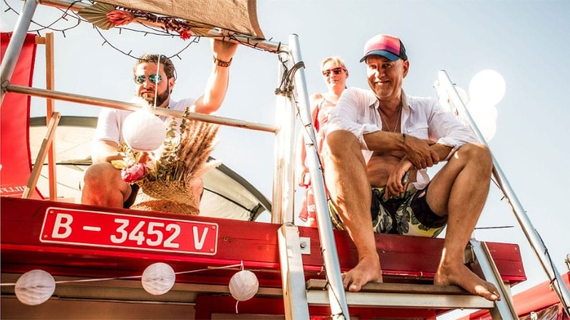 Fahrgäste auf dem Oberdeck des Grillfloss ERPEL.