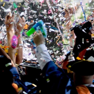 Sliderbild Schlussabschluss - Menschen schmeißen Hüte hoch zum Schulabschluss