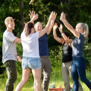 Kategorien Bilder neue Website-55 Ein Team feiert den Sieg während eines Feldspiels