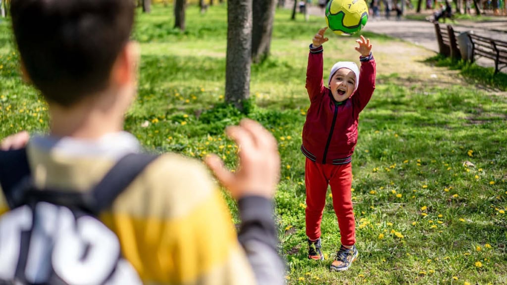 Kinder betreiben Sport Kinder im Park betreiben gemeinsam Sport.