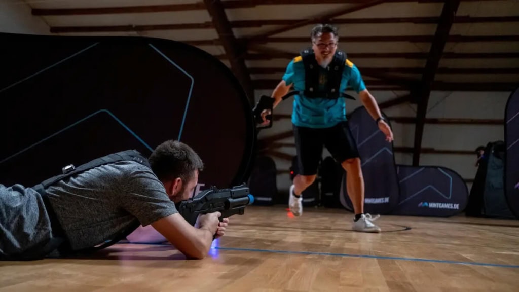 Lasertag1.jpeg 2 Freunde spielen Lasertag zusammen