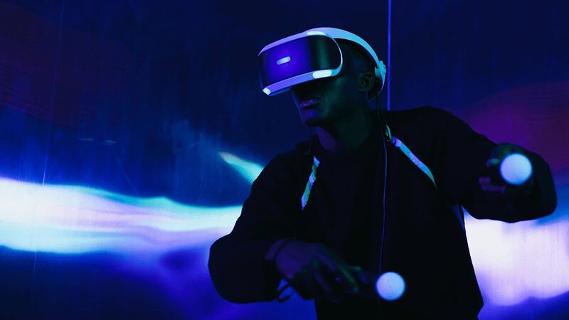 Ein Mann spielt ein VR Game