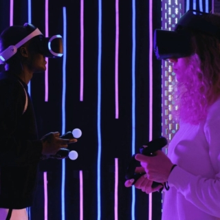 Freunde spielen VR Games zusammen