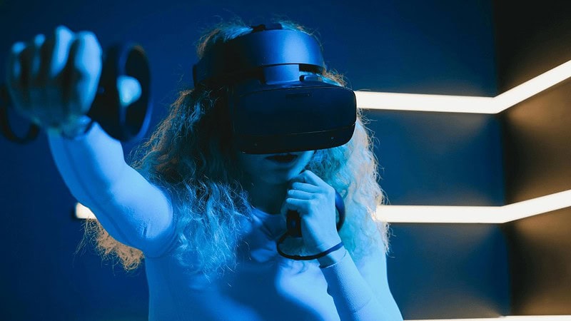 Eine Frau spielt ein VR Game