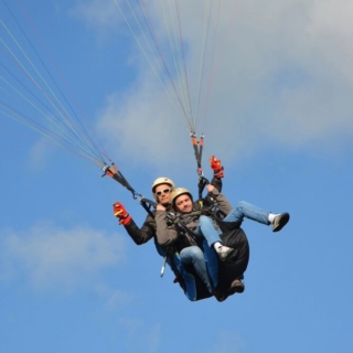 2 Personen fliegen zusammen mit einem Gleitschirm