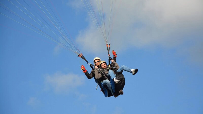 2 Personen fliegen zusammen mit einem Gleitschirm