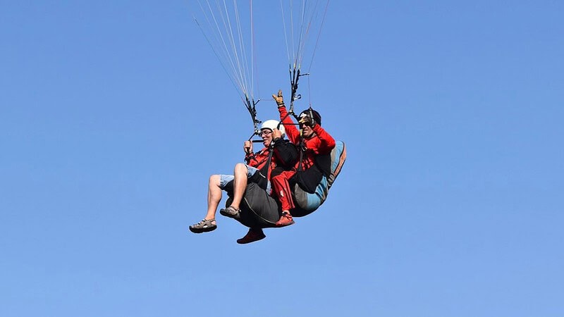 2 Personen fliegen zusammen mit einem Gleitschirm