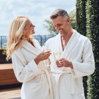 auszeit-fuer-eltern ein älteres Paar genießt einen Wellness-Tag und trinkt Champagner