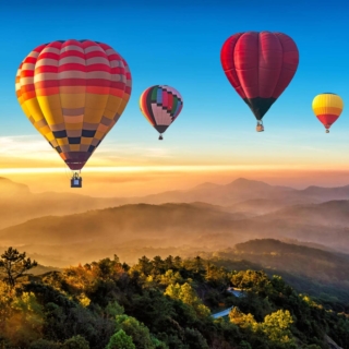 4 Heißluftballons im Flug abgebildet