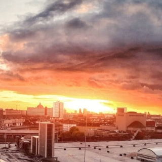 Berlin ist im Sonnenuntergang zusehen. Man sieht auf der linken Seite den Fernsehturm und viele Häuser und Hochhäuser.