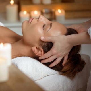 besondere-massagen-erlebnisgeschenk Eine Frau bekommt eine Kopfmassage