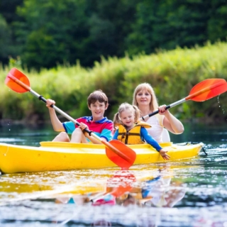 boots-und-kahnfahrten Die Familie nimmt gemeinsam an einem Kanuausflug teil
