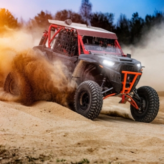 buggy-fahren-erlebnis Buggy fährt im Gelände und hinterlässt eine Rauchwolke