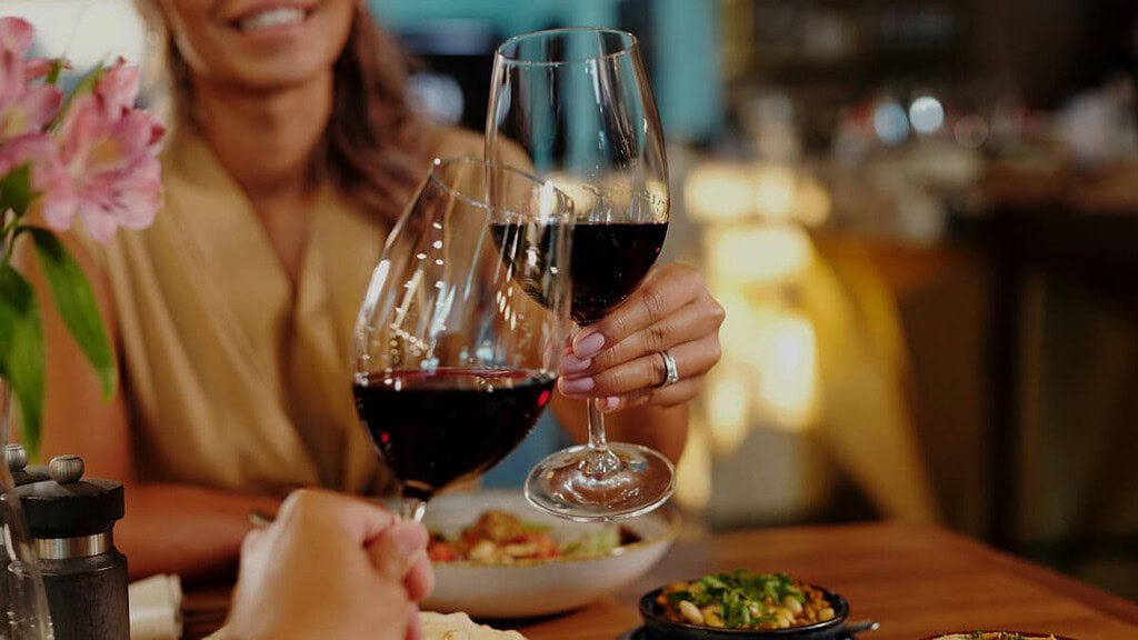 candle_light_dinner_mit_wein.jpeg Ein Paar genießt ein Candle Light Dinner in einem Restaurant. - Candle Light Dinner in Köln