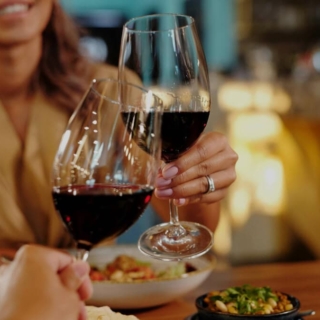 Ein Paar genießt ein Candle Light Dinner in einem Restaurant. - Candle Light Dinner in Köln