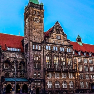 Zusehen ist ein altes Gebäude in Chemnitz, es ist das neue Rathaus.