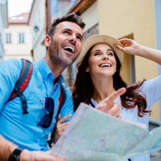 erkundungstouren-erlebnisse Ein Paar erkundet zusammen eine Stadt
