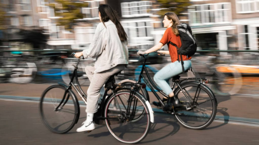 fahrradtour_stadt.jpeg Zwei Frauen sind auf einer Fahrradtour in der Stadt