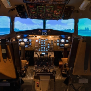 Flugsimulator-Cockpit Innenraum