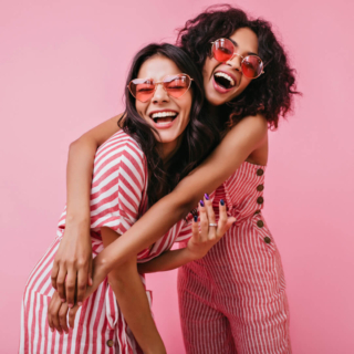 fotoshootings-erlebnisse 2 Frauen posieren zusammen für ein Fotoshooting und lächeln