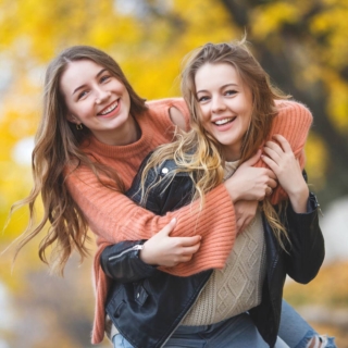 zwei beste Freundinnen posieren zusammen bei einem Fotoshooting