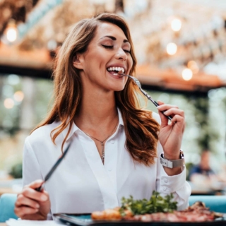 Eine Frau genießt die Speisen in einem Restaurant