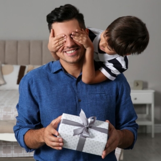 ein Mann erhält ein Überraschungsgeschenk von seinem Sohn